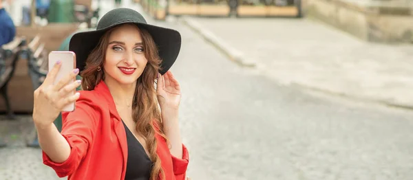 Mujer Bonita Viajero Tomando Retrato Selfie Por Teléfono Inteligente Caminando — Foto de Stock