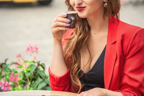 屋外のカフェでテーブルでコーヒーを飲む美しい女の子の肖像画 — ストック写真