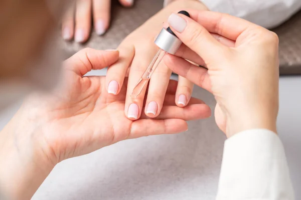 Professionele Manicure Gieten Olie Nagels Franse Manicure Van Vrouw Schoonheidssalon — Stockfoto