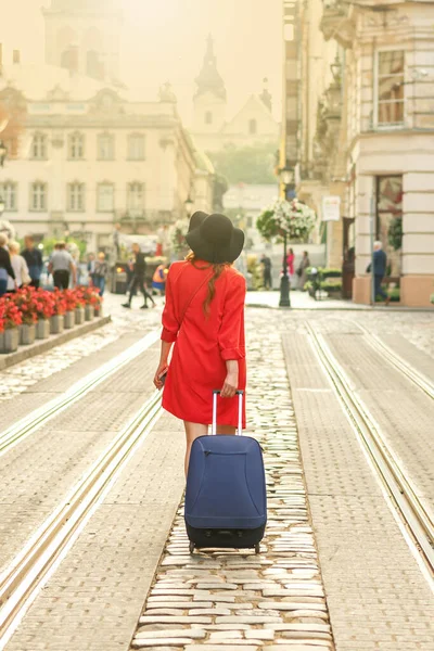 Krásná Mladá Žena Kráčí Kutálejícím Kufrem Tramvajové Cestě Starém Evropském — Stock fotografie