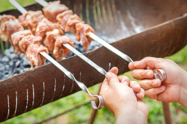 Handen Van Mens Bereidt Barbecue Vlees Spies Door Grill Buitenlucht — Stockfoto