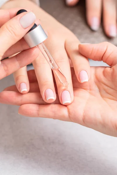 Manicura Profesional Vertiendo Aceite Las Uñas Manicura Francesa Mujer Salón — Foto de Stock