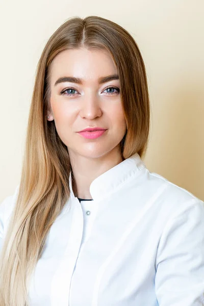 Retrato Vertical Bela Jovem Mulher Vestindo Camisa Branca Fundo Amarelo — Fotografia de Stock