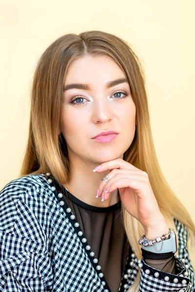 Retrato Uma Mulher Negócios Casual Sentada Seu Local Trabalho Escritório — Fotografia de Stock