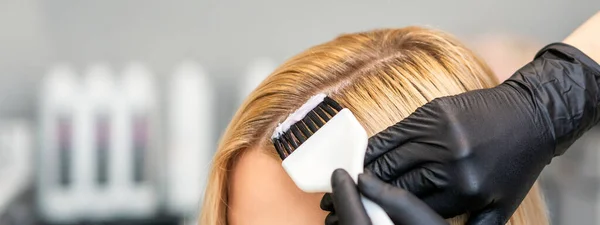 Handen Van Kapper Verven Haar Van Vrouw Met Borstel Schoonheidssalon — Stockfoto