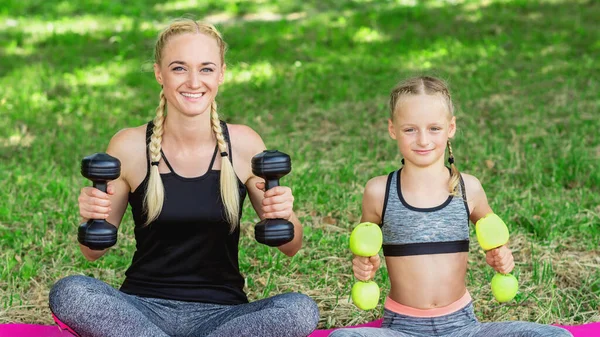 Junge Mutter Mit Kleiner Tochter Trainiert Mit Apfelhanteln Park — Stockfoto