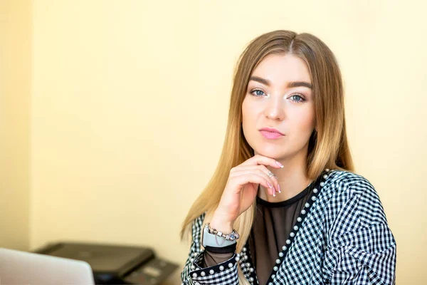 Retrato Uma Mulher Negócios Casual Sentada Seu Local Trabalho Escritório — Fotografia de Stock