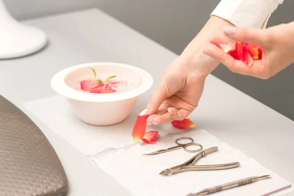 Handen Van Manicure Versiert Kom Water Tafel Met Bloemblaadjes Spa — Stockfoto