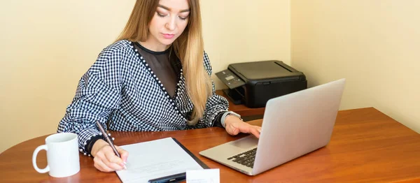 Mulher Negócios Está Escrevendo Documento Com Laptop Escritório Casa — Fotografia de Stock