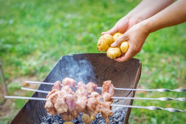 Mãos Homem Preparam Carne Churrasco Com Batatas Espeto Pela Grelha — Fotografia de Stock