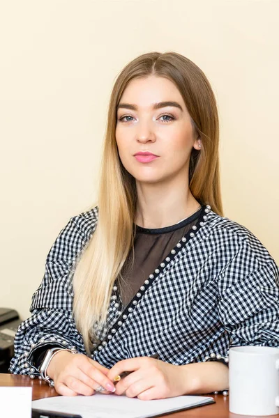 Retrato Uma Mulher Negócios Casual Sentada Seu Local Trabalho Escritório — Fotografia de Stock