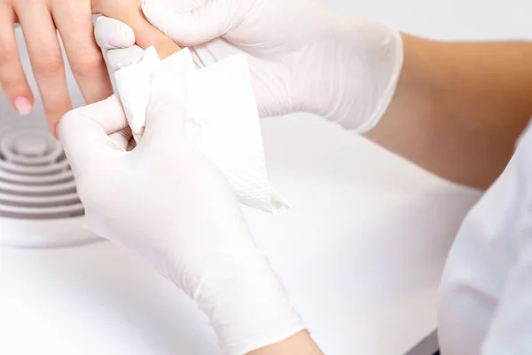 Manos Manicura Limpiando Las Uñas Con Una Servilleta Papel Salón — Foto de Stock