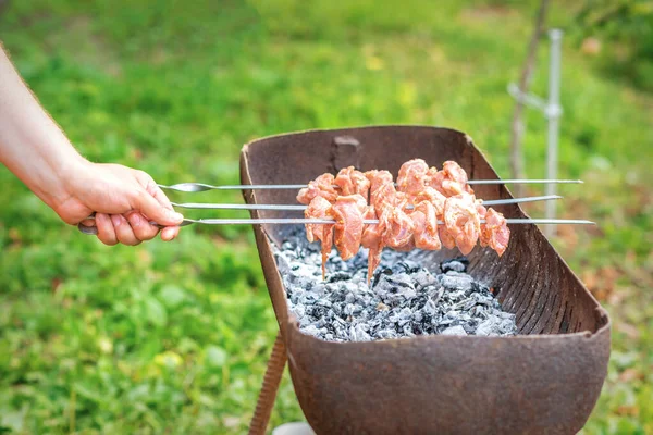 Mãos Homem Preparam Carne Churrasco Espeto Pela Grade Fogo Livre — Fotografia de Stock