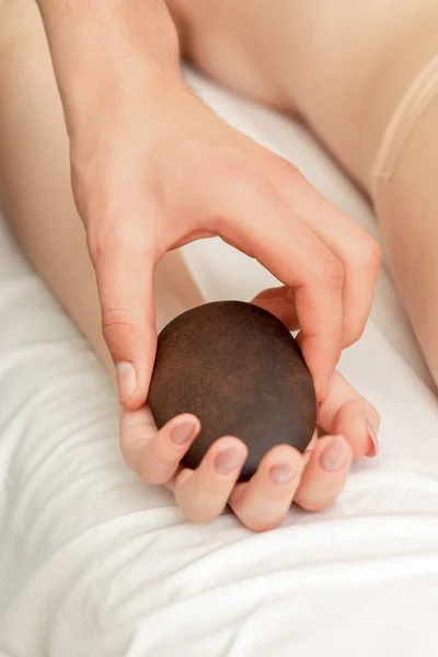 Massagem Terapeuta Colocando Pedra Massagem Para Mão Feminina Perto — Fotografia de Stock