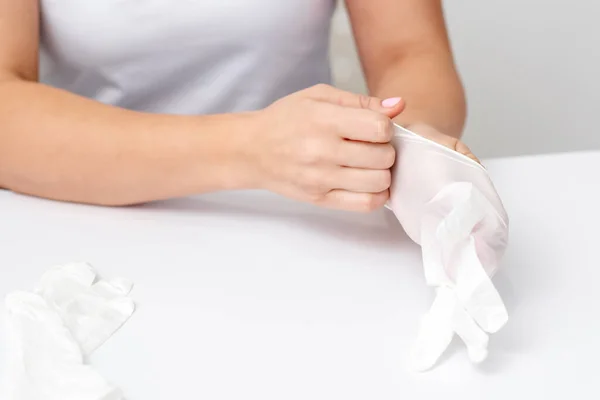 Manicura Manos Maestras Poner Los Guantes Goma —  Fotos de Stock