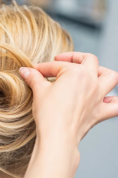 Vista Trasera Cercana Peluquería Haciendo Peinado Para Pelo Largo Mujer — Foto de Stock