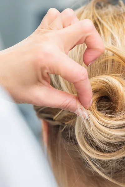 Close Visão Traseira Cabeleireiro Fazendo Penteado Para Cabelos Longos Mulher — Fotografia de Stock