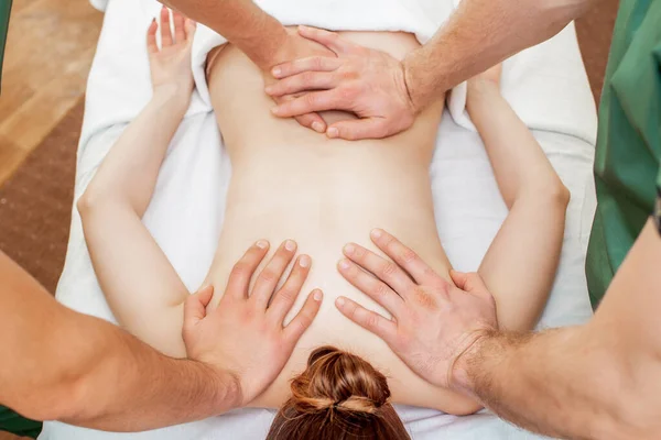 Massagem Nas Costas Mulher Quatro Mãos Por Dois Terapeutas Massagem — Fotografia de Stock