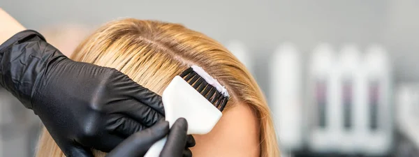 Handen Van Kapper Verven Haar Van Vrouw Met Borstel Schoonheidssalon — Stockfoto