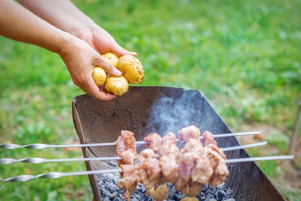 Mãos Homem Preparam Carne Churrasco Com Batatas Espeto Pela Grelha — Fotografia de Stock