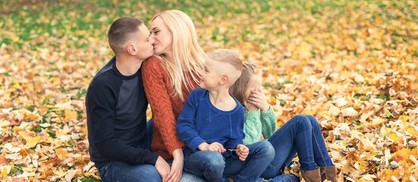 Portrait Jeune Famille Assise Dans Les Feuilles Automne Les Parents — Photo