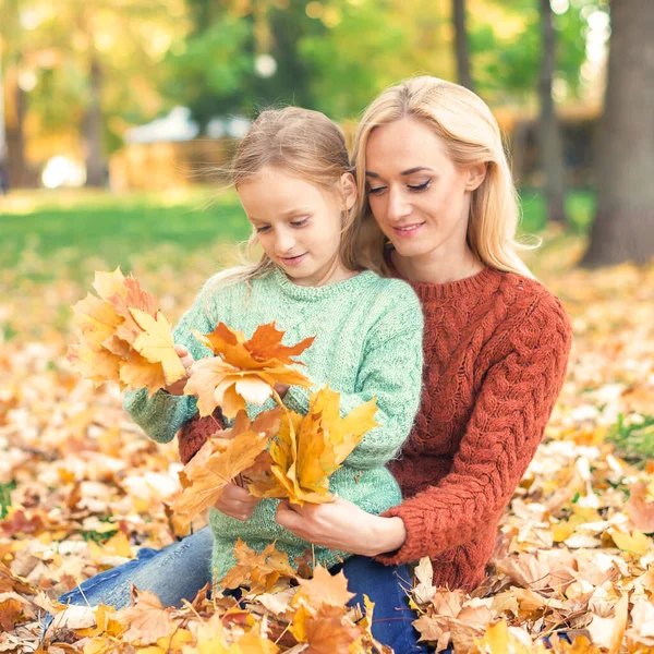 Happy Young Caucasian Woman Little Girl Holding Autumn Yellow Leaves — Stock Photo, Image