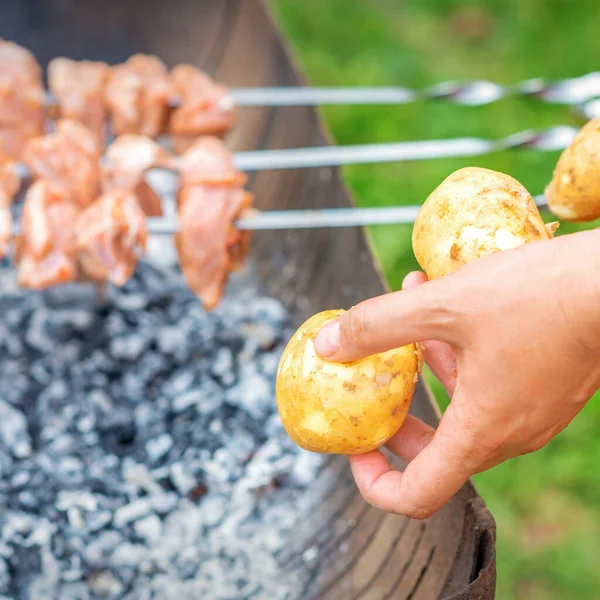 Mãos Homem Preparam Carne Churrasco Com Batatas Espeto Pela Grelha — Fotografia de Stock