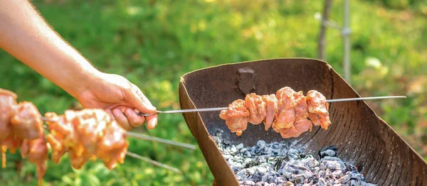 Manos Hombre Prepara Carne Barbacoa Pincho Parrilla Fuego Aire Libre — Foto de Stock