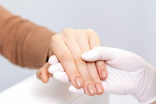Close Van Menselijke Hand Beschermende Handschoen Houden Vrouwelijke Vingers Met — Stockfoto