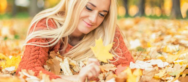 Красива Молода Світле Волосся Біла Жінка Лежить Листі Осінньому Парку — стокове фото