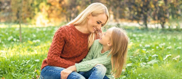 Glücklich Lächelnde Junge Kaukasische Mutter Und Kleine Tochter Umarmen Sich — Stockfoto
