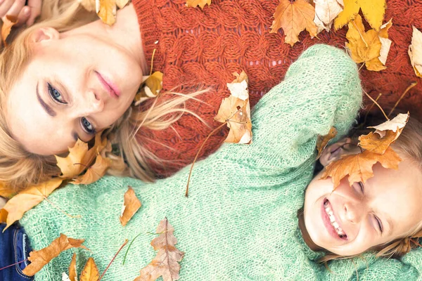 Little Girl Young Caucasian Mom Lying Directly Looking Camera Autumn — Stock Photo, Image