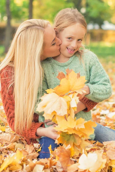 Joyeux Jeune Mère Caucasienne Petite Fille Tenant Automne Feuilles Jaunes — Photo