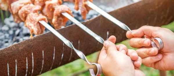 Mãos Homem Preparam Carne Churrasco Espeto Pela Grade Fogo Livre — Fotografia de Stock