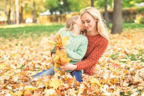 Щаслива Молода Біла Мати Маленька Дочка Тримають Осінньо Жовте Листя — стокове фото