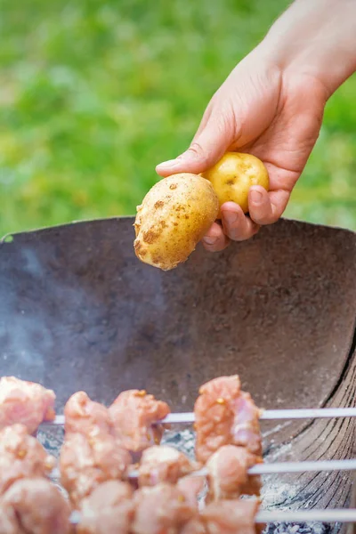 Handen Van Mens Bereidt Barbecue Vlees Met Aardappelen Spies Door — Stockfoto