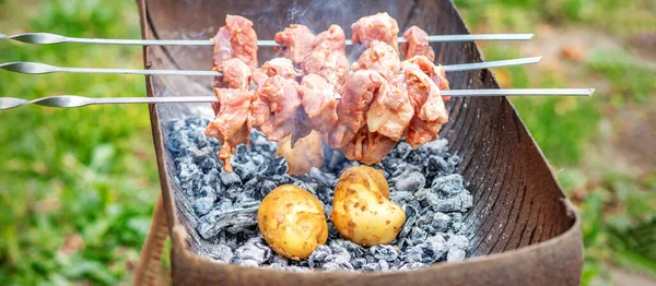 Mãos Homem Preparam Carne Churrasco Com Batatas Espeto Pela Grelha — Fotografia de Stock