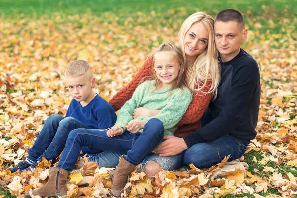 Portrait Jeune Famille Assise Dans Les Feuilles Automne Parents Avec — Photo