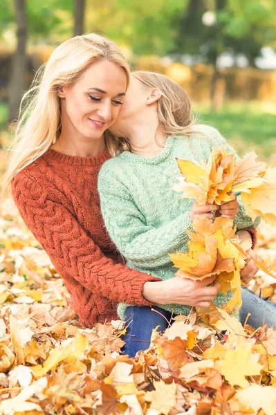 Joyeux Jeune Mère Caucasienne Petite Fille Tenant Automne Feuilles Jaunes — Photo