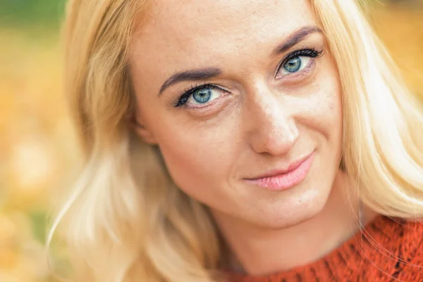 Retrato Una Hermosa Joven Rubia Cabello Caucásico Mirando Cámara Autumn —  Fotos de Stock