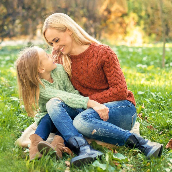Szczęśliwa Uśmiechnięta Młoda Kaukaska Matka Córeczka Przytulają Się Dworze Szczęśliwa — Zdjęcie stockowe