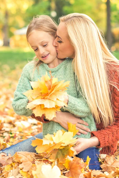 Joyeux Jeune Mère Caucasienne Petite Fille Tenant Automne Feuilles Jaunes — Photo