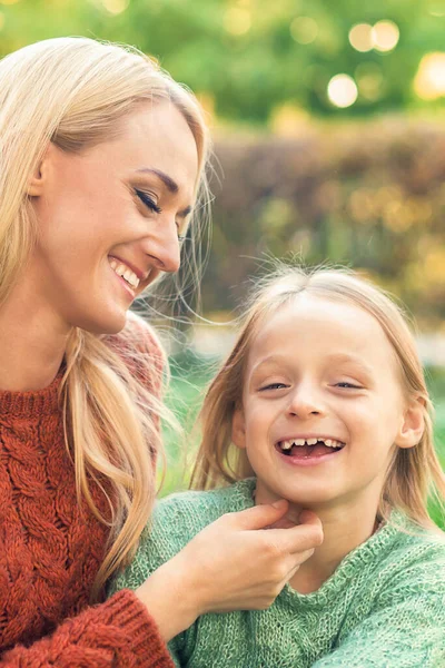 Belle Jeune Mère Caucasienne Petite Fille Souriant Ensemble Sur Herbe — Photo