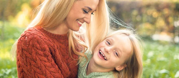 Beautiful Young Caucasian Mother Little Daughter Smiling Together Green Grass — Stock Photo, Image