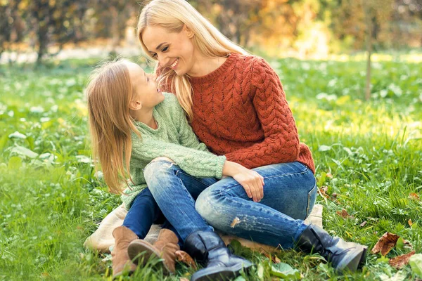 Szczęśliwa Uśmiechnięta Młoda Kaukaska Matka Córeczka Przytulają Się Dworze Szczęśliwa — Zdjęcie stockowe