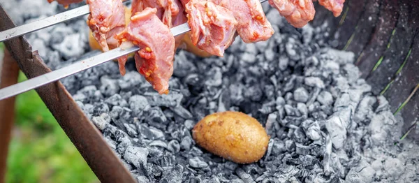 Hands Man Prepares Barbecue Meat Potatoes Skewer Grill Fire Outdoors — Stock Photo, Image