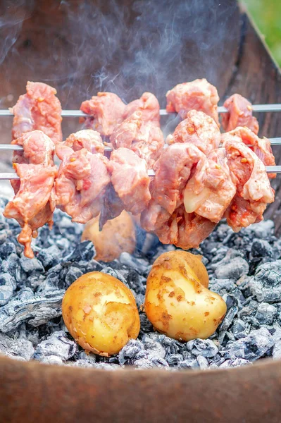 Handen Van Mens Bereidt Barbecue Vlees Met Aardappelen Spies Door — Stockfoto