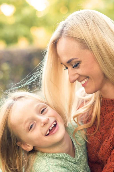 Belle Jeune Mère Caucasienne Petite Fille Souriant Ensemble Sur Herbe — Photo