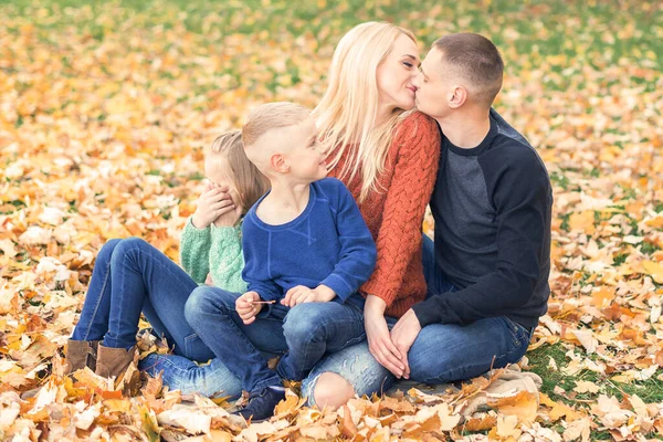 Portrait Jeune Famille Assise Dans Les Feuilles Automne Les Parents — Photo