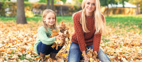 Heureuse Jeune Mère Caucasienne Petit Enfant Jouant Avec Les Feuilles — Photo